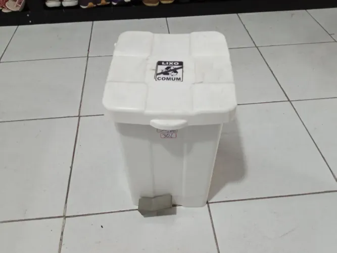 Lixeira de Plástico 30 litros 