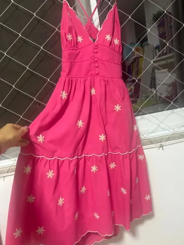 Vestido rosa com flores bordado