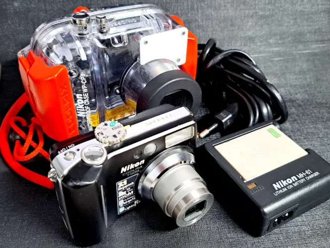 Câmera digital Nikon com caixa estanque para mergulho