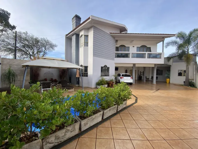 SOBRADO COM PISCINA À VENDA NO JARDIM NOVA BARONEZA EM ARAPONGAS.