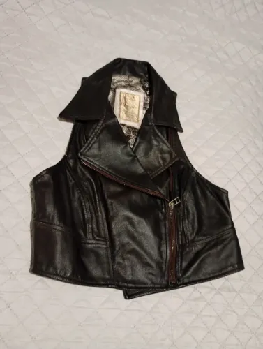 Colete de Couro Feminino - Estilo e Elegância