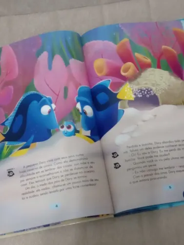 Livro da Dory com projetor