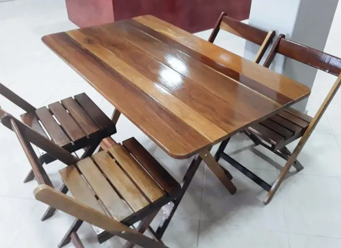 Mesa Dobrável Tradicional de Madeira - Primeira Linha, Ideal para Qualquer Espaço"