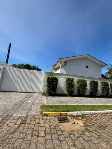 Geminado em Condomínio Fechado no centro de Pirabeiraba com 111 m²