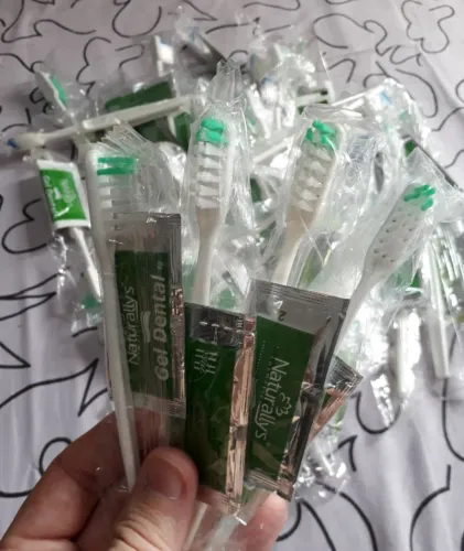 40 Kit de Escova e creme dental gel FAVOR LER A DESCRIÇÃO!