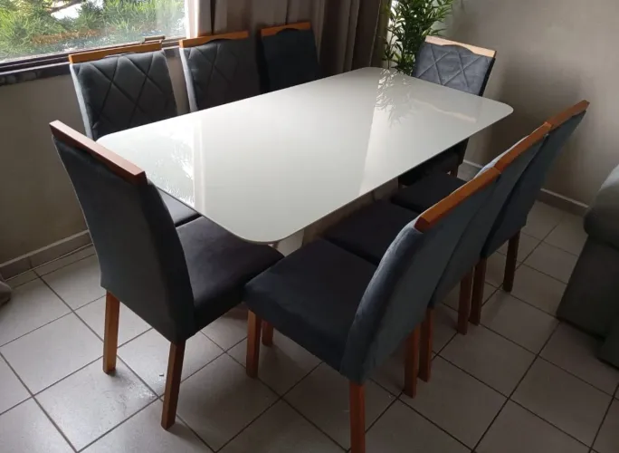 Mesa de jantar elegante com 6 cadeiras 
