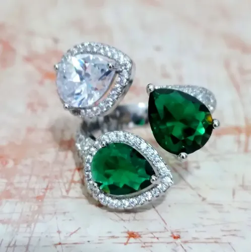 Anel pedra verde cristal e strass. 
