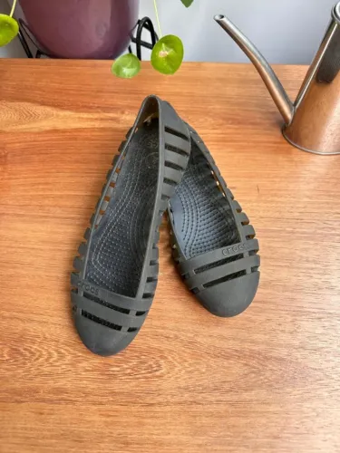 sapatilha crocs adrina flat ii preta tam 35
