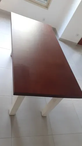 mesa de jantar madeira maciça e base de ferro branca