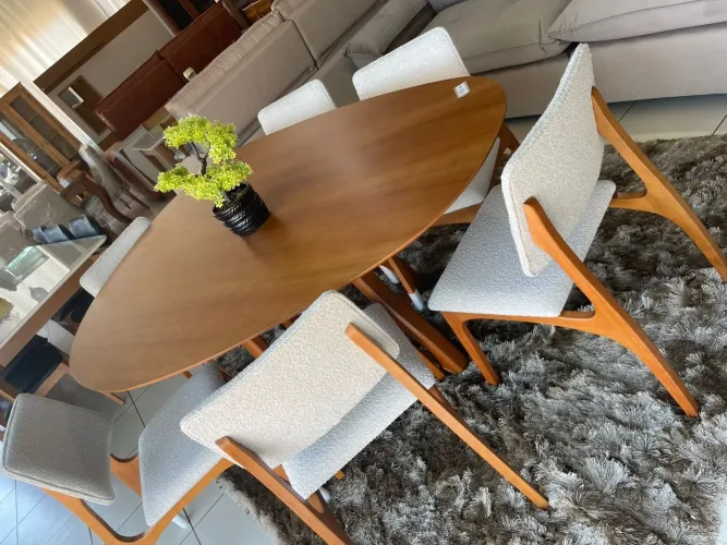 Mesa de jantar organica com 6 cadeiras estofadas