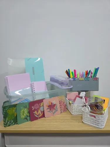 Caixa organizadora plástica c/ itens de papelaria novos - mais de 50 itens