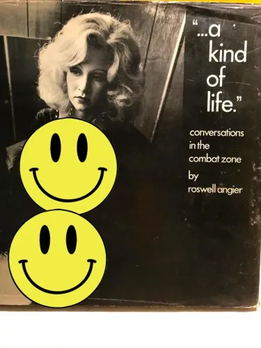 Livro a kind of life conversations in the combat zone RARO