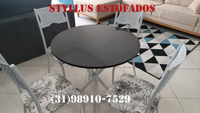 Conjunto de Mesa Redonda com Cadeiras
