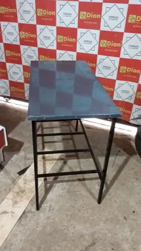 Mesa de Metal com Tampo de aço o