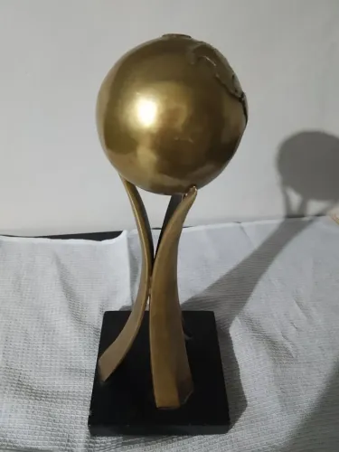 Escultura global dourada