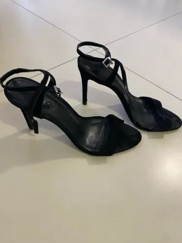 Sandália de camurça preta tamanho 37 - marca Schutz