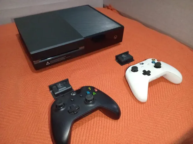Xbox one + 13 jogos + 2 manetes
