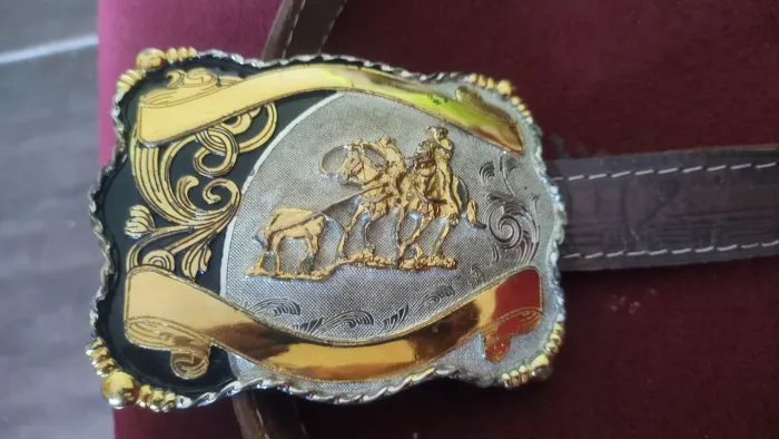 Fivela de cinto com design de cowboys