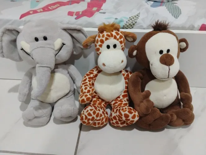 Pelúcias de elefante, girafa e macaco