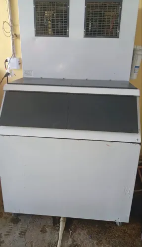 Vendo máquina de gelo bem conservada fabrica 150k bem nova apenas 16