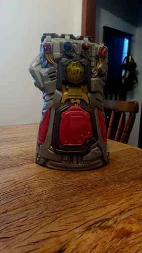 Manopla do Thanos Eletrica (Pilha)