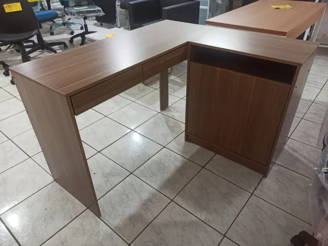 Mesa em L na cor castanha