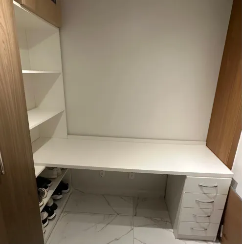 Estante com escrivaninha para escritório