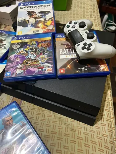 PS4 + 1 controle + jogos físicos + jogos digitais 
