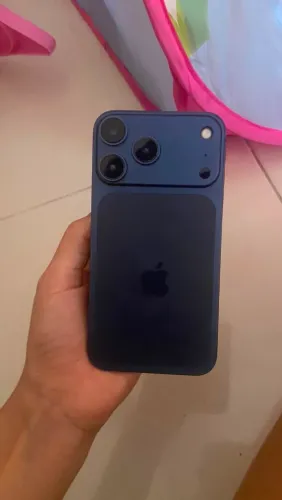 Vendo iPhone 11 com fundi do 17 pró