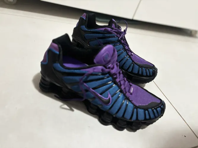 Tênis azul e roxo