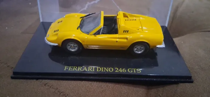 Carro colecionavel da Ferrari/ FORD