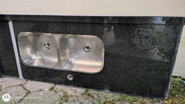 Bancada com pia dupla granito preto * possui um rachado