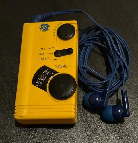 Rádio GE amarelo