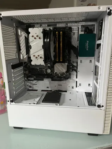 Computador gamer Ryzen 5 funcionando perfeitamente.