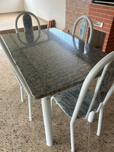 Mesa de granito com 4 cadeiras