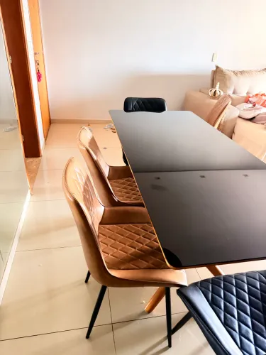 Mesa de vidro com pés de madeira maciça