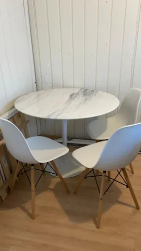 Mesa de jantar estilo Saarinen redonda Ø1.00m e três cadeiras eames branca.