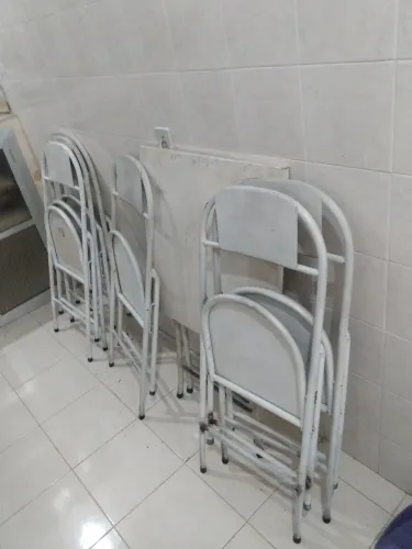 6 cadeiras de bar e uma mesa de ferro