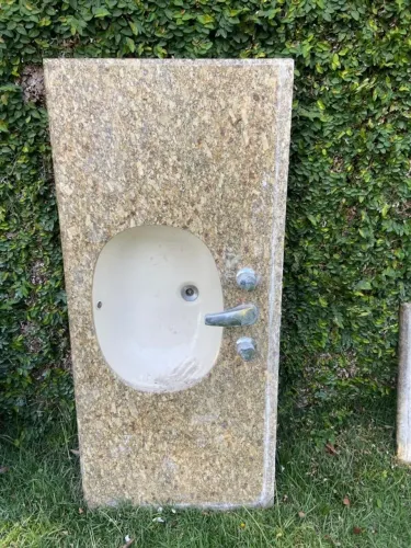 BANCADA DE BANHEIRO EM GRANITO COM PIA E METAIS