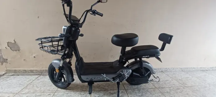 Vendo moto elétrica Scooter preta/cinza Scooter elétrica 800 W klosh tipo ravi