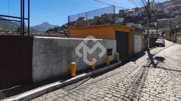 Venda de casa + Edícula na Barra do Imbuí | 140 m² de Área Construída