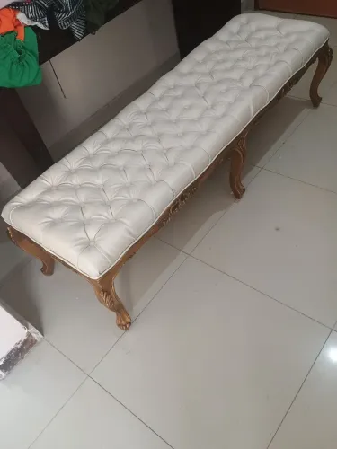 Sofá recamier em madeira estofado no couríssimo 