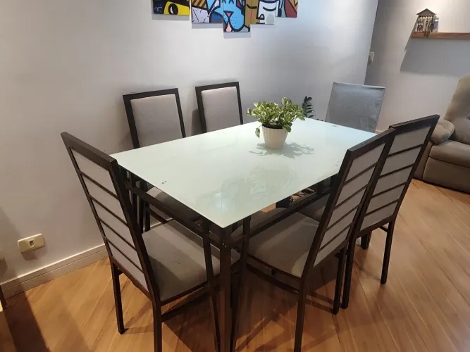 Mesa de vidro com pés de ferro + 6 cadeiras