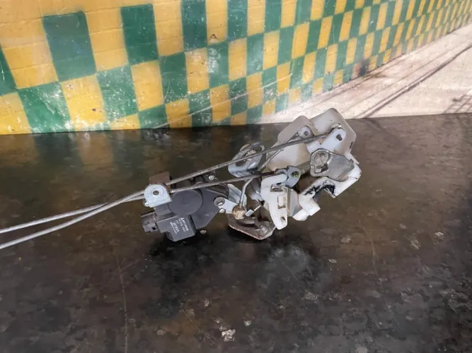 Tranca porta traseira direita Mitsubishi tr4 2013