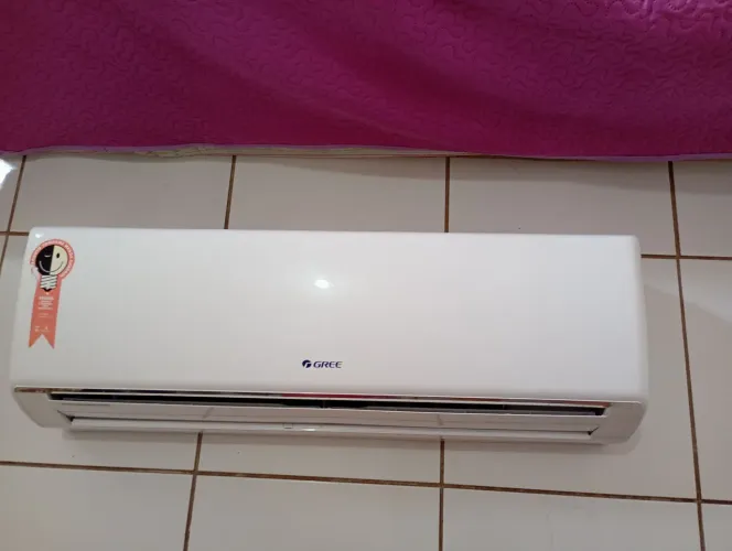 Vendo evaporadora gree 12 mil BTUS bem conservada acompanha controle remoto