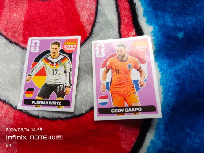 Duas figurinhas da copa roxa