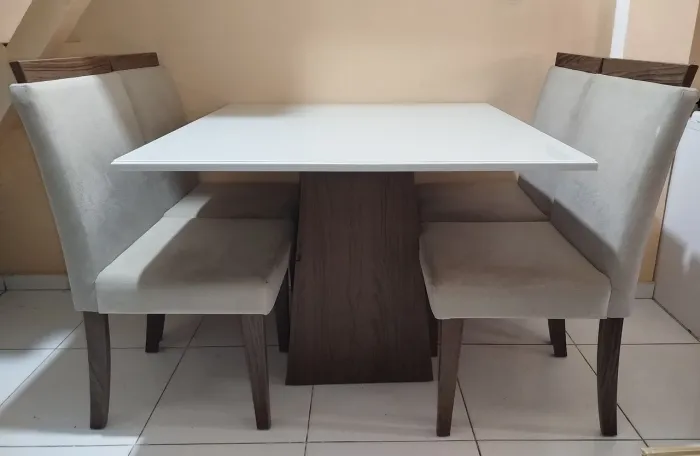 Está quatro cadeiras em MDF - (101x101x80 cm L/C/A) 