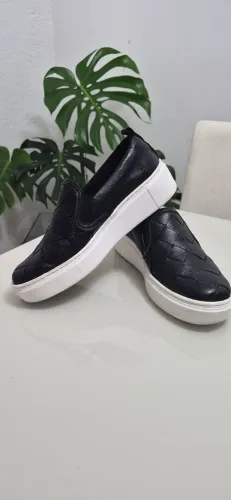 Tênis slip-on preto em couro 