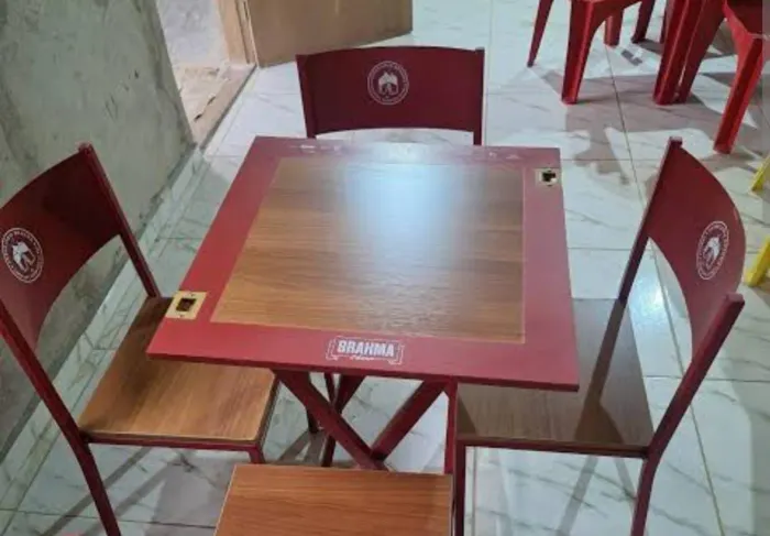 Vendo jogo de cadeira para bar dobrável, com abridor de garrafa, com 4 cadeira