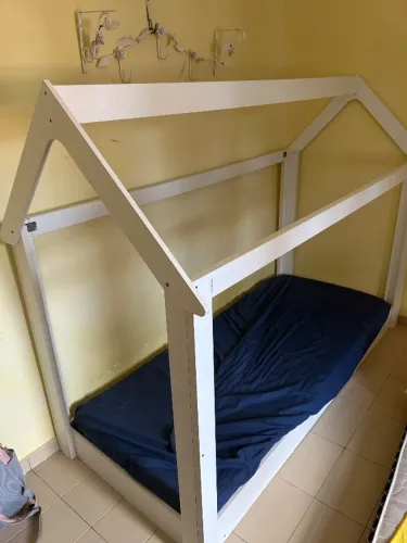 Cama estilo casinha branca
